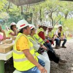 Grupo de personas capacitándose en prevención de accidentes con fauna silvestre.