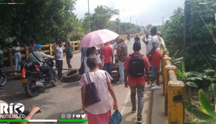 Cierre de carretera entre Urabá y Montería en protesta por invasión a terrenos escolares