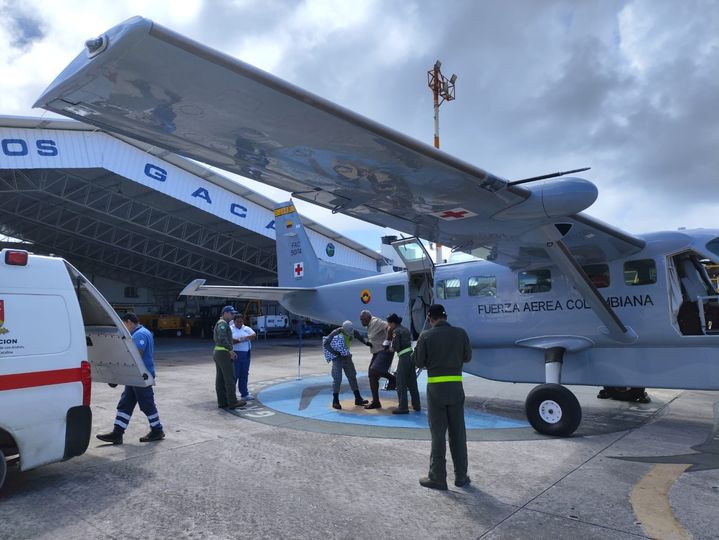 Puede ser una imagen de 7 personas, helicóptero, hidroavión, ambulancia y texto