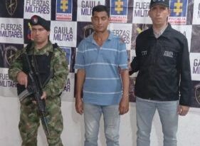 En la fotografía aparece un hombre capturado, acompañado de un servidor del CTI y un uniformado del Ejército Nacional.  En la parte posterior un banner con logos de la entidad.