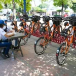 Cuarenta bicicletas naranjas están dispuestas en dos estaciones