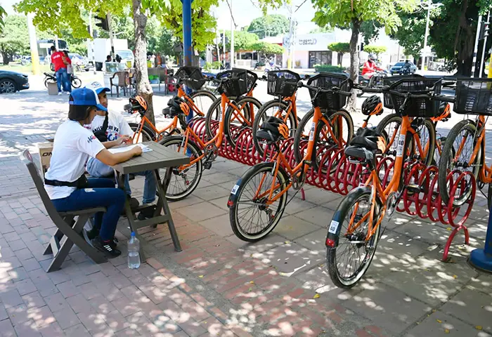 Cuarenta bicicletas naranjas están dispuestas en dos estaciones
