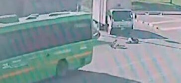 EN VIDEO: Momento exacto en el que un ciclista muere arrollado en Fontibón En esta grabación quedó registrado el momento exacto en el que un ciclista pierde la vida tras ser arrollado por un bus en Fontibón.
