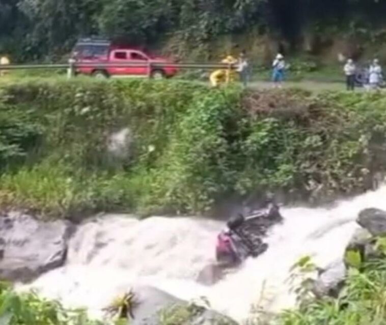 Emergencia en vía Pasto-Mocoa: vehículo fue arrastrado por quebrada y hay tres heridos