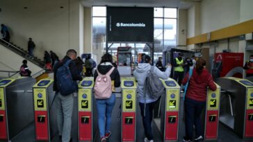 En el Concejo de Bogotá advierten que el pasaje de TransMilenio podría aumentar a 3.100 El Concejo de Bogotá ha estado discutiendo, en primer debate, el presupuesto para la capital en 2024. Algunos concejales advierten que el precio del pasaje de TransMilenio podría subir a $3.100 para el próximo año.