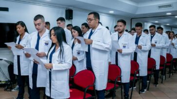 Estudiantes de Medicina reciben batas blancas e iniciarán internado rotatorio