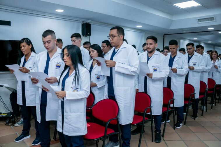 Estudiantes de Medicina reciben batas blancas e iniciarán internado rotatorio