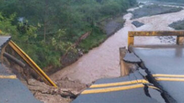 La vía Medellín-Urabá se encuentra cerrada por caída de puente