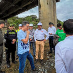 FOTOS. Gobernador de Antioquia visitó y evaluó las afectaciones sobre el puente del río Tonusco