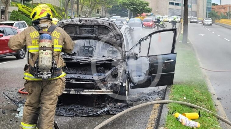 FOTOS Y VIDEO: ¡Se quemó completico! En cenizas quedó un carro en El Poblado