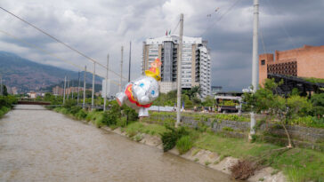 ¡'Ya huele a diciembre'! Instalaron una de las figuras más grandes de los Alumbrados Navideños de Medellín