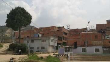 Hallan cadáver en la invasión Brisas de la Esperanza La comunidad de la invasión Brisas de la Esperanza, ubicada en el municipio de Soacha, se encuentra aterrorizada tras el hallazgo de un cuerpo sin vida que al parecer presenta signos de violencia.