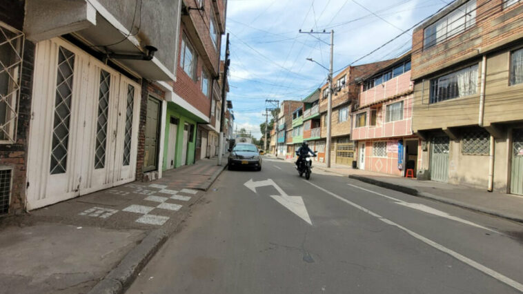 Hombre fue asesinado al frente de su casa en Fontibón En el barrio Atahualpa, localidad de Fontibón, un hombre fue baleado justo al frente de su casa. En el sector se rumorea que quien lo asesinó podría ser un familiar.