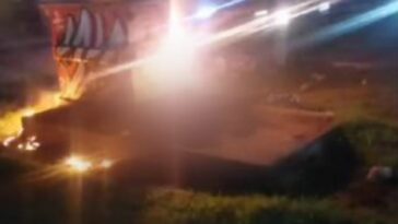 Hombre murió electrocutado intentando robarse unos cables de luz en Soacha En la noche del 28 de noviembre un hombre perdió la vida tras una fuerte descarga eléctrica que terminó en llamas.