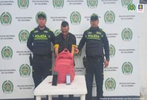 Dos uniformados custodian al imputado implicado en un hurto a una estudiante de 17 años en Santa Marta.