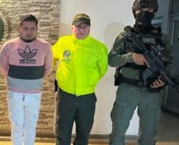 En la fotografía se observa al capturado junto a dos uniformados de la Policía Nacional.