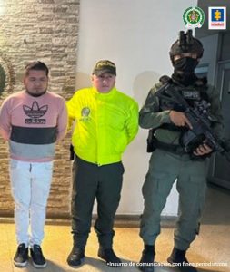 En la fotografía se observa al capturado junto a dos uniformados de la Policía Nacional.