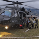 En helicóptero fueron evacuados dos campesinos con heridas por mina antipersonal en la Lanada, Nariño.