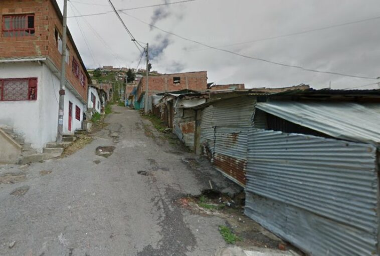 Misteriosa muerte de joven en Ciudad Bolívar Una impactante noticia tiene consternada a la comunidad del sur de Bogotá. Un joven de 27 años, a quien identificaron como Jonathan Steven Ospina, fue encontrado sin vida en su residencia ubicada en el barrio Los Alpes I sector, en la localidad de Ciudad Bolívar. 