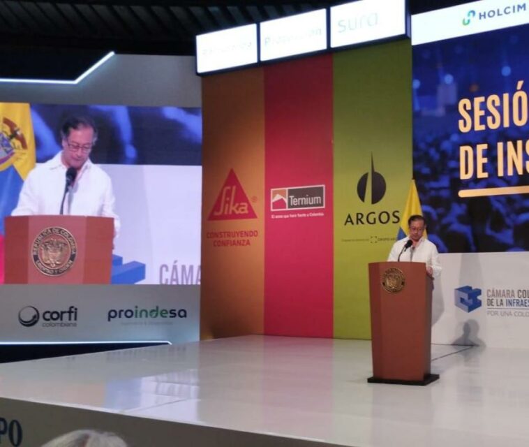 Presidente Petro anunció que congelará los altos salarios del sector público en 2024