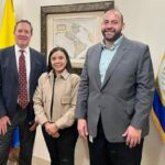 El director del Departamento de Desarrollo Sostenible de la Organización de los Estados Americanos (OEA) Mark Lambrides, gobernadora Diala Wilches y El Oficial Andrés Sánchez.