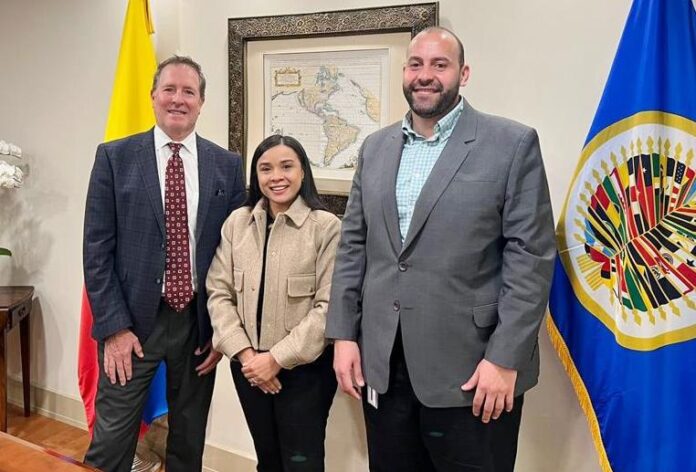 El director del Departamento de Desarrollo Sostenible de la Organización de los Estados Americanos (OEA) Mark Lambrides, gobernadora Diala Wilches y El Oficial Andrés Sánchez.