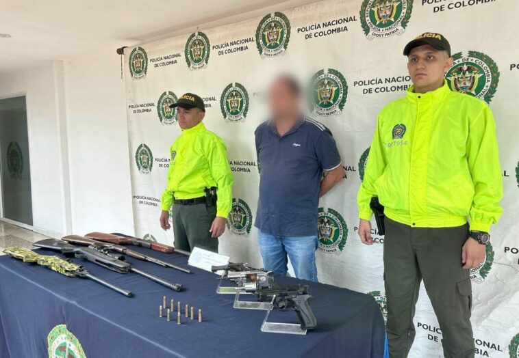 Tenía arsenal de armas ilegales en la casa.