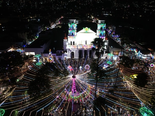 En Envigado ya se siente la Navidad, fue el primer municipio en encender su alumbrado