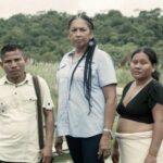 Una defensora de los derechos humanos colombiana desafía el peligro para salvar vidas y apoyar a su comunidad.