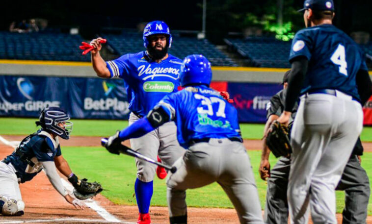 Vaqueros apadrina a Leones en las primeras series de la temporada, el juego terminó con vaciado de bancas