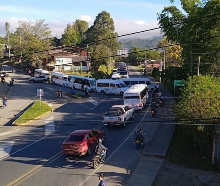 Vía Panamericana entre Cali y Popayán está incomunicada por bloqueo de comunidades