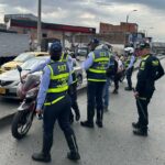 Video: hombres bajaron de grúa motos que habían sido inmovilizadas en el sur de Cali