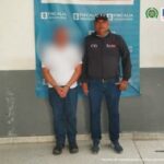 Un investigador del CTI de la Seccional Atlántico custodia al presunto agresor sexual.