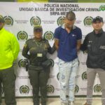 Dos funcionarios de la Policía Nacional y un investigador custodian al hoy procesado quien al parecer sometía a violencia física a su compañera sentimental.