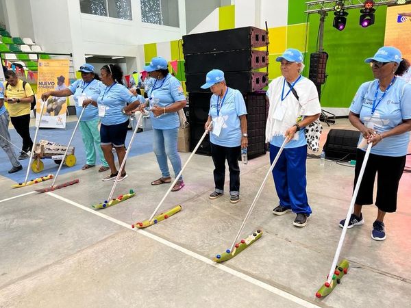 Adultos mayores participan en encuentro nacional recreativo 