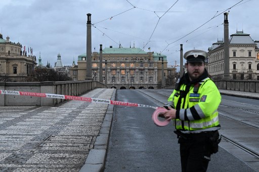 Al menos 15 muertos y 24 heridos por un tiroteo en una facultad Se habla de 15 muertos y al menos 24 personas heridas tras el tiroteo que se registró al interior de una facultad en el centro de Praga.