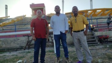 El arquitecto residente (centro) con los periodistas Jorge Saul Campanella y Wilfrido Solano, miembros de la veeduría ciudadana.