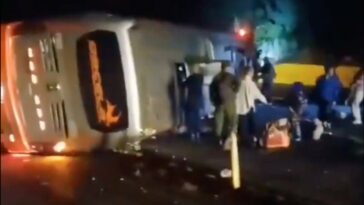 Aparatoso siniestro en vía La Línea deja al menos 2 muertos En la madrugada de este jueves, un grave accidente de tránsito se presentó en la vía La Línea que cobró la vida de 2 personas y, al menos, 17 más resultaron heridas.