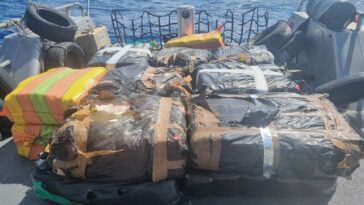 Armada de Colombia incauta más de una tonelada de estupefacientes La Armada de Colombia dio a conocer que se logró la incautación de un total de 24.83 kilogramos de clorhidrato de cocaína y 1.288 kilogramos de marihuana. La intervención tuvo lugar a 66 millas náuticas de Santa Verónica, en el Atlántico.