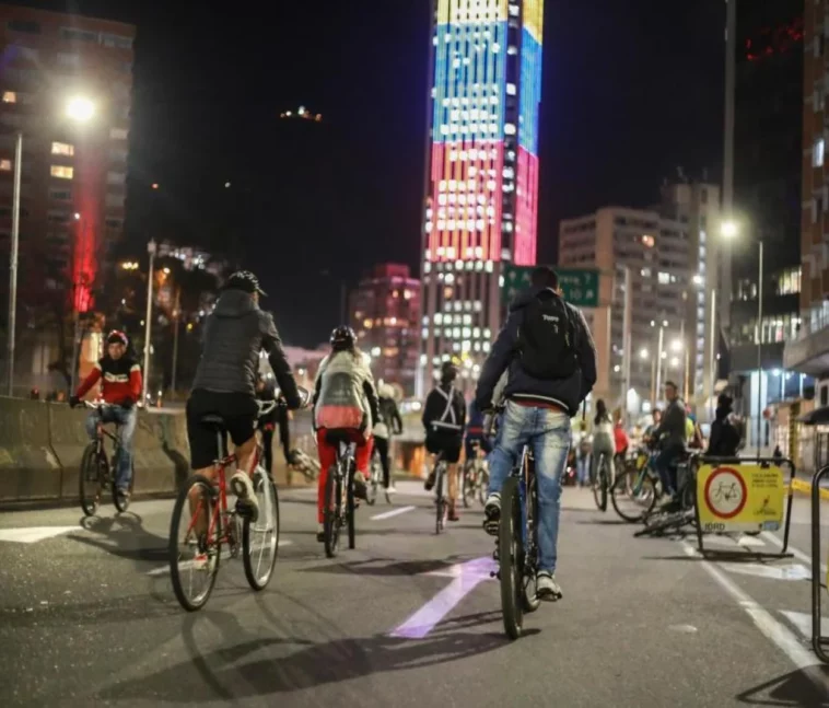 Bogotá, ciclovía, navidad, nocturna