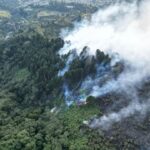 Bomberos controlaron incendio forestal en Medellín que amenazó con quemar dos viviendas
