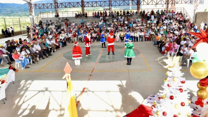 Celebración navideña llena de alegría para adultos mayores en La Argentina