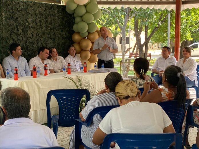 Familias de Oreganal, recibiendo las escrituras que los acredita como dueños de la propiedad que habitan.