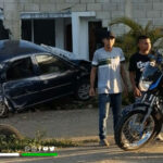 Conductor de un carro chocó contra una moto y una casa en Cereté