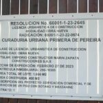 Como lo específica esta licencia, la Curaduría otorgó la misma para construcción de una edificación de 400 metros cuadrados, pero abajo de dicha edificación ya se alzaron varias viviendas.