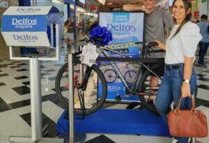 Delfos entregó bicicleta a ganadora en el C.C. Nuestro Montería