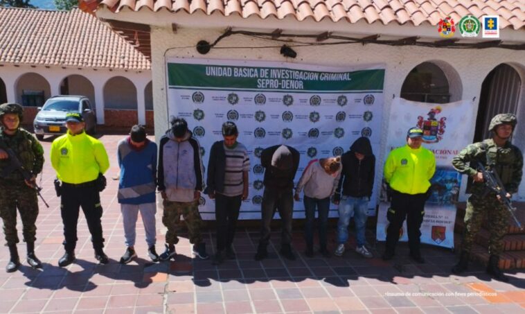 En la imagen se observa a los seis capturados junto a uniformados de la Policía y Ejército Nacional. Detrás de ellos los banners que identifican a la Policía y Ejército Nacional