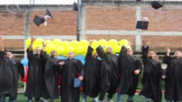 Diez internos de la cárcel San Bernardo de Armenia se graduaron como bachilleres