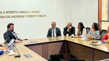 Aspecto de la reunión liderada por la senadora Martha Peralta Epieyu, el ministro de Hacienda, Ricardo Bonilla con representantes y empresarios de las estaciones de servicios de combustible de La Guajira.