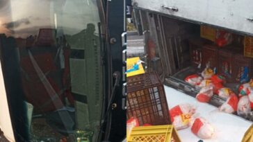 En video: camión cargado de pollos congelados fue saqueado por comunidad de Tasajera